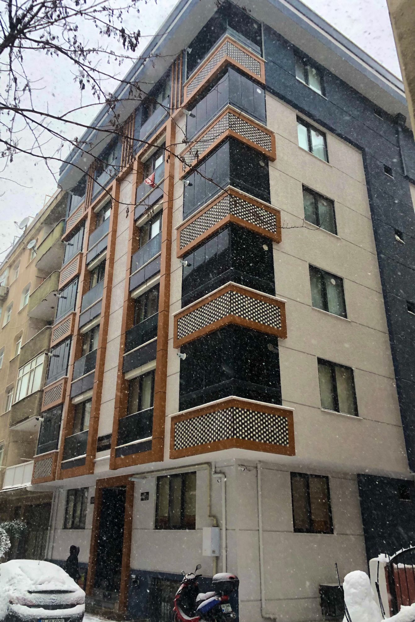 Demir Apt.